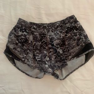 Lululemon hotty hot shorts grey/black- size 6